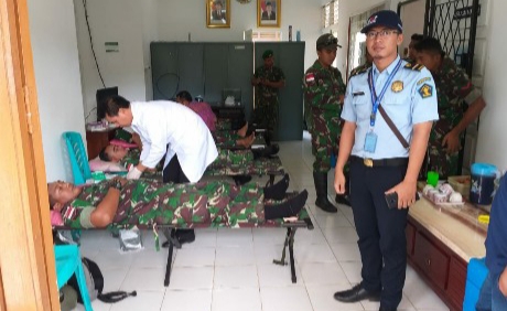 Personel Satgas Yonif 511/DY Donorkan Darah