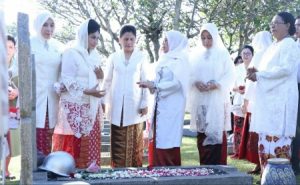 Dipimpin Ibu Negara, Ketum Dharma Pertiwi Ziarah Hari Ibu di TMPN Kalibata