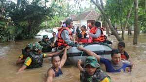 Bersama Warga, Prajurit TNI AD Bantu Korban Banjir di Jember