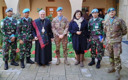 Ulos Simbol Silaturahmi Konga UNIFIL dengan Warga Lebanon Selatan