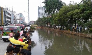 Babinsa Petojo bersama Tim SAR Evakuasi Korban Hanyut di Ciliwung