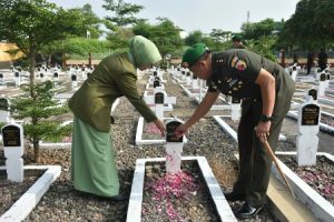 Anggota Kodim Madiun Ziarah Nasional ke Taman Makam Pahlawan