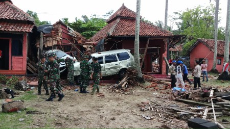 Prajurit Kopassus Evakuasi Korban Tsunami Banten