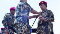 Panglima TNI Kukuhkan Kapolri Jadi Warga Kehormatan Korps Marinir 