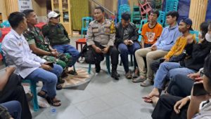 Babinsa Kayu Manis Komsos Bersama Bhabinkamtibmas dan Karang Taruna
