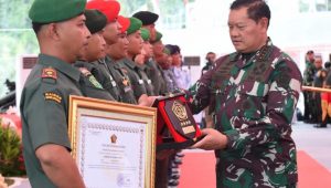Panglima TNI Reward 10 Prajurit TNI AD dan 4 Satker WBK
