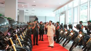 Didampingi Pangdam VI/Mlw, Menhan Prabowo Beri Pembekalan 2.000 Babinsa