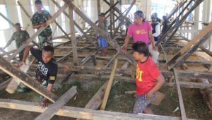 Sinergitas Satgas Yonif Mekanis 203/AK bersama Koramil Tiom dan Polres Lanny Jaya Karya Bhakti Gereja GKI Bethel Tiom