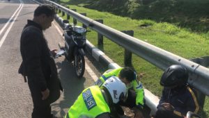 Anggota Lantas Polresta Bandara Soetta Bantu Warga yang Pecah Ban