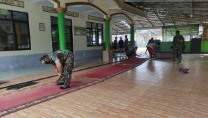 Anggota Koramil 0111/Pagelaran Gotong-royong Bersihkan Mesjid