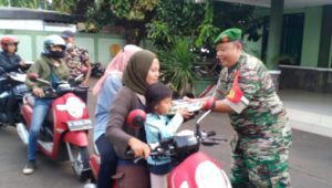 Koramil 03/Pasar Rebo Bagikan Hidangan Berbuka kepada Sesama