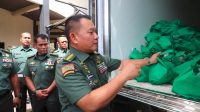 Kasad Bagikan Bingkisan Lebaran kepada Warga Mabesad