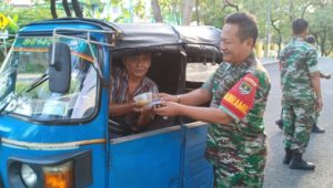 Indahnya Berbagi Saat Ramadhan, Koramil 04/Pulogadung Bersama Persit Bagikan Takjil