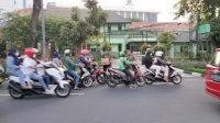 Peduli Warga Sekitar dan Masyarakat yang Melintas Depan Markas, Anggota Koramil 02/SB Bagikan Takjil