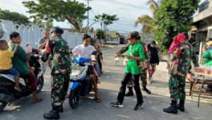 Jajaran Kodim 1710/Mimika Terus Bagikan Takjil kepada Masyarakat