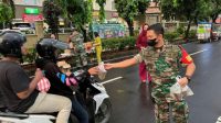 Tingkatkan Amal Ibadah, Danramil 07/Kmy Bagikan Takjil Kerja Sama PPPSRS