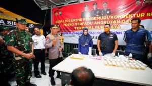 Arus Mudik 2023, Panglima TNI bersama Kapolri Cek Supir dan Bus Terminal Purabaya 