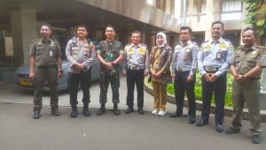 Danramil bersama Tiga Pilar Sawah Besar Tertibkan Lingkungan Masjid Istiqlal