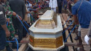 Anggota Satgas Yonif R 200/BN Sinergi Bantu Pemakaman Wakil Bupati Yalimo