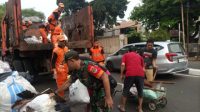 Kerja Bakti di Petamburan, Danramil 05/TA : Gotong Royong Bersihkan Lingkungan Jadi Nyaman