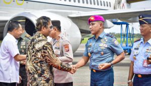 Danlantamal IX Bersama Forkopimda Maluku Sambut Menkopolhukam dan Mendagri 