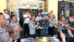 Surprise HUT Ke-77 Bhayangkara, Danramil 07/Cipayung Bersama Babinsa Gotong Tumpeng dan Kue Ultah ke Polsek Cipayung