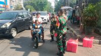 Babinsa Tanah Abang Rutin Bagikan Nasi Kotak kepada Warga yang Melintas Depan Makoramil