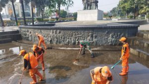 Babinsa Senen Bersama Aparat Wilayah Wujudkan Lingkungan HKSN Nyaman Bersih