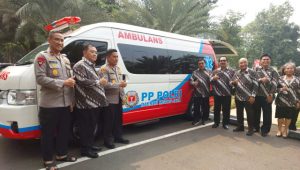Kapolda Metro Serahkan Ambulan kepada Seniornya di PP Polri