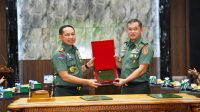 Panglima TNI Jenderal TNI Agus Subiyanto Serah Terimakan Risalah KSAD