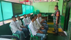 Babinsa Kemayoran Wasbang dan Kerja Bakti Bersama Warga Binaan