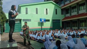 Babinsa Koramil 03/Ps Rebo Tumbuhkan Semangat Pelajar SMKN 52