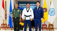 Ketum PBTI Sematkan Sabuk Hitam DAN Kehormatan kepada BMRI