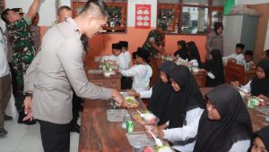 Dukung Program Pemerintah, Polres Jember Bagi Makan Bergizi Gratis di SDN Glagahwero 02