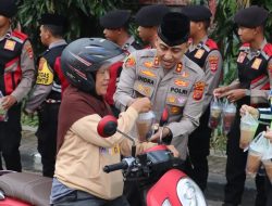 Kapolres Majalengka Berbagi Takjil Kepada Masyarakat Sepanjang Jalan KH. Abdul Halim