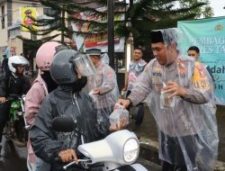 Hujan Tidak Jadi Halangan, Kapolres Tasikmalaya Berbagi Takjil Kepada Pengendara