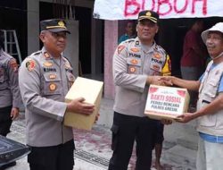 Polres Gresik Serahkan Bantuan Sembako Kepada Masyarakat Terdampak Banjir