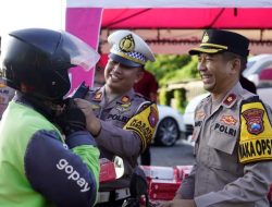 Satlantas Polres Gresik Berbagi Takjil Gratis Bagi Pengendara yang Melintas