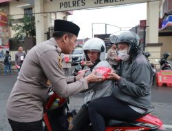 Kapolres AKBP Bayu Berbagi 250 Paket Takjil Gratis Depan Mako Polres Jember