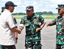 Dandim 1710/Mimika Sambut Kedatangan Menteri Pertahanan dan Menteri Keuangan di Bandara Mozes Kilangin