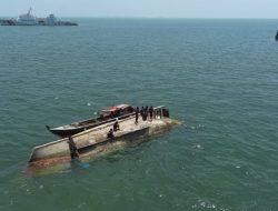 Bakamla RI Evakuasi KM Aneka Jaya Terbalik di Perairan Pulau Cucu Petong