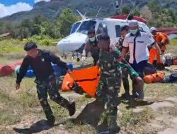 Personel Kodim 1710/Mimika Bersama Tim Gabungan Evakuasi Korban Kecelakaan Helikopter PK-IWS Milik PT. Intan Angkasa