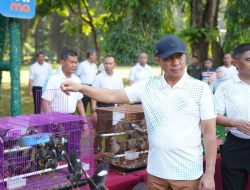 Panglima TNI Bagikan Ratusan Paket Sembako dan Lepas Ratusan Ekor Burung di Mabes TNI