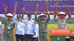 Panglima TNI Dampingi Menhan RI Tinjau Panen Kedelai Garuda Merah Putih di Lampung Utara