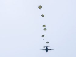 Ratusan Peterjun Kostrad Hiasi Langit Kota Timah Babel