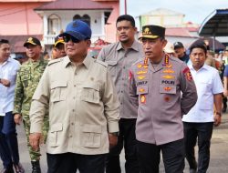 Kapolri Dampingi Presiden Cek Lokasi Pengungsian Korban Banjir di Tapanuli Tengah