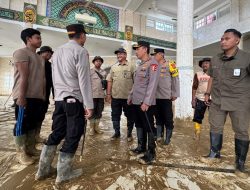 Kapolri Tinjau Pembersihan SD dan Masjid Terdampak Bencana di Aceh Tamiang
