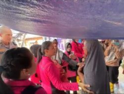 Ketum Bhayangkari Beri Bantuan di Pengungsian Aceh Tamiang, Hibur dan Kuatkan Korban