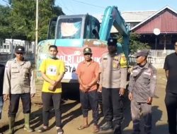 Kapolri Bantu Alat Berat Dukung Pembersihan Lumpur Pasca Banjir di Pidie