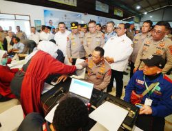 Kapolri Jenderal Listyo Sigit Prabowo Donor Darah di HUT ke-53 Buruh KSPSI